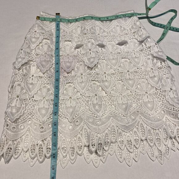 White layers of lace zipper back skirt size 0 - Picture 5 of 7